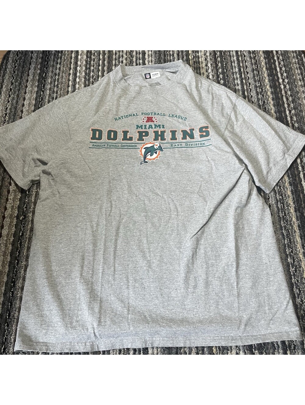 NFL Team Apparel Miami Dolphins T Shirt Men’s L Graphic Logo Gray